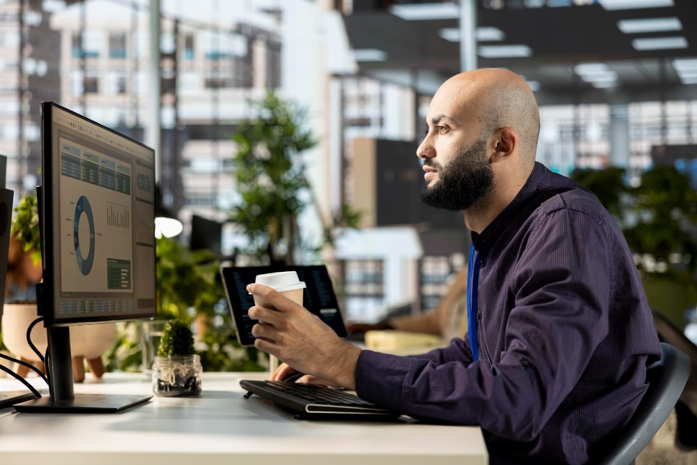 homme devant un écran d'ordinateur